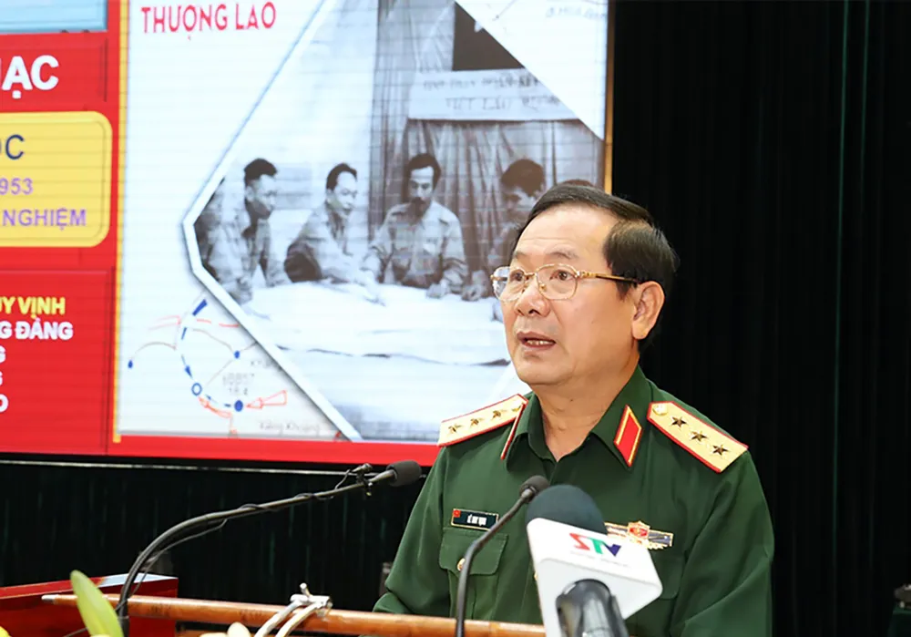 Thượng tướng Lê Huy Vịnh phát biểu tại hội thảo. Ảnh BQP