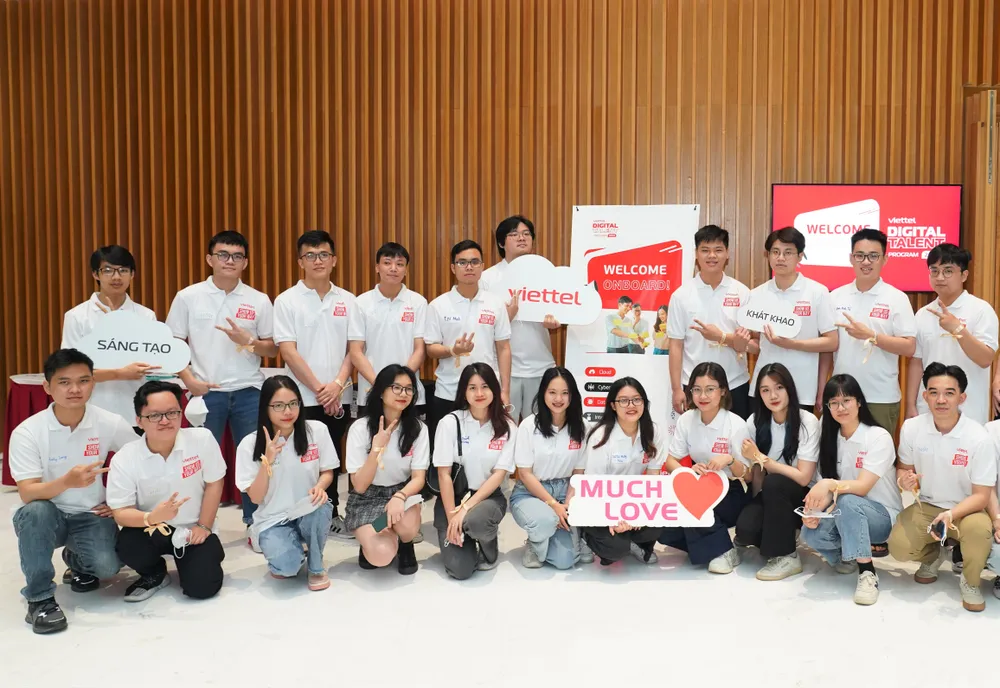 Một nhóm các bạn sinh viên Việt Nam tham gia chương trình Viettel Digital Talent 2023