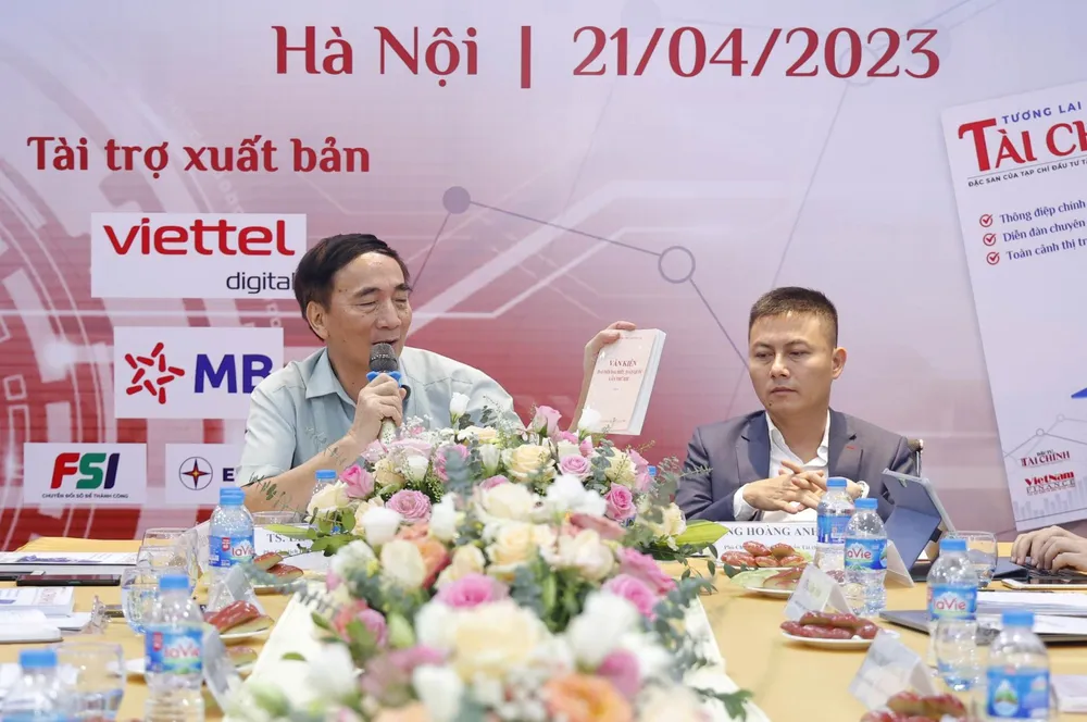 TS Lê Minh Nghĩa, Phó Chủ tịch VFCA (bên trái) và Tổng Biên tập Tạp chí Đầu tư Tài chính -VietnamFinance Hoàng Anh Minh chủ trì cuộc tọa đàm. Ảnh: T.B TS Lê Minh Nghĩa, Phó Chủ tịch VFCA (bên trái) và Tổng Biên tập Tạp chí Đầu tư Tài chính -VietnamFinance Hoàng Anh Minh chủ trì cuộc tọa đàm. Ảnh: T.B