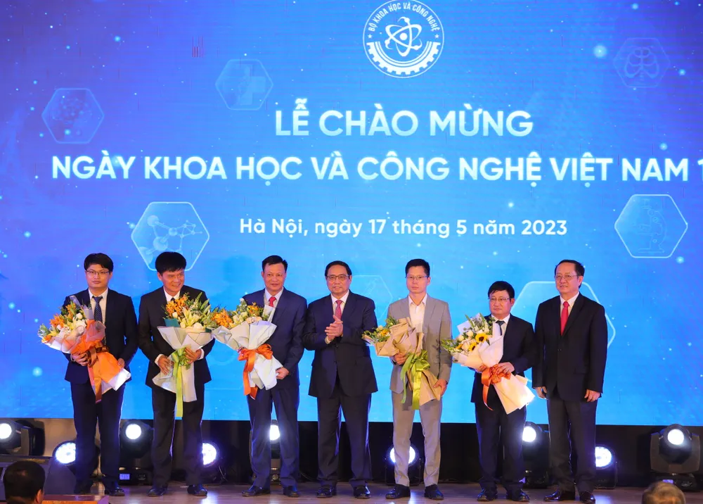 Thủ tướng Phạm Minh Chính tặng hoa các diễn giả tại sự kiện. Ảnh TRẦN BÌNH