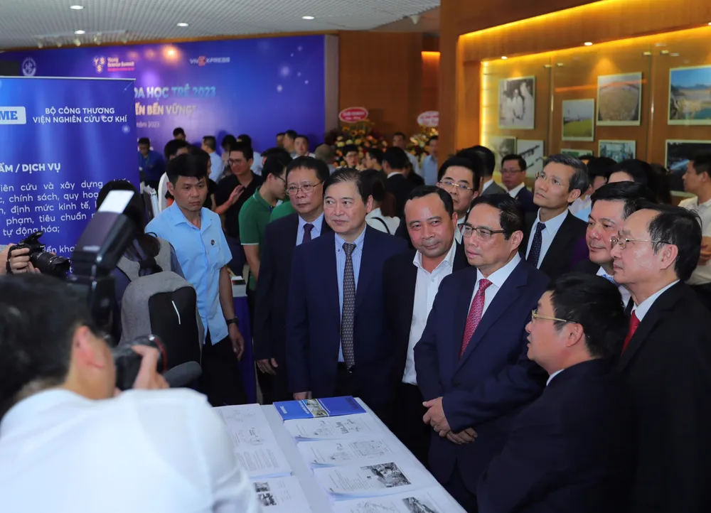 Thủ tướng Phạm Minh Chính và các đại biểu tham quan, nghe giới thiệu về những thành tựu KH-CN tại sự kiện. Ảnh TRẦN BÌNH