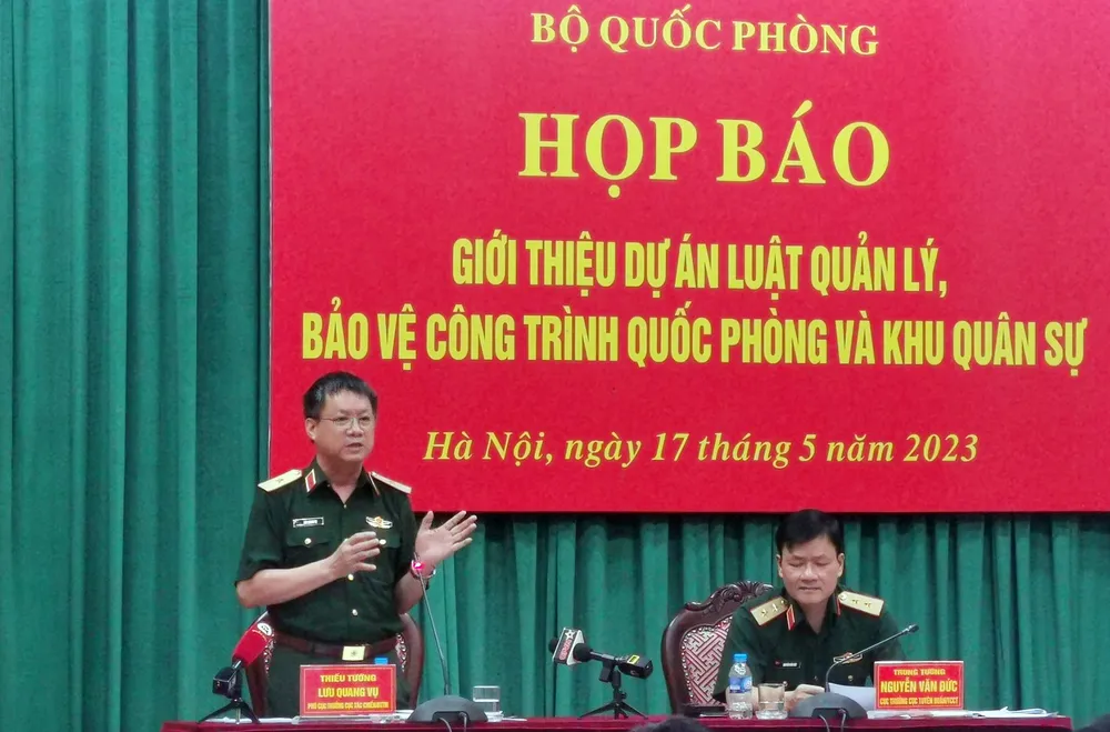Thiếu tướng Lưu Quang Vụ trả lời các câu hỏi báo chí tại cuộc họp báo. Ảnh TRẦN BÌNH