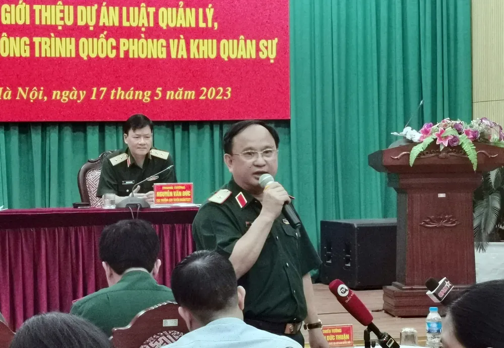 Thiếu tướng Trần Đức Thuận trao đổi tại cuộc họp báo về dự án luật. Ảnh: TRẦN BÌNH