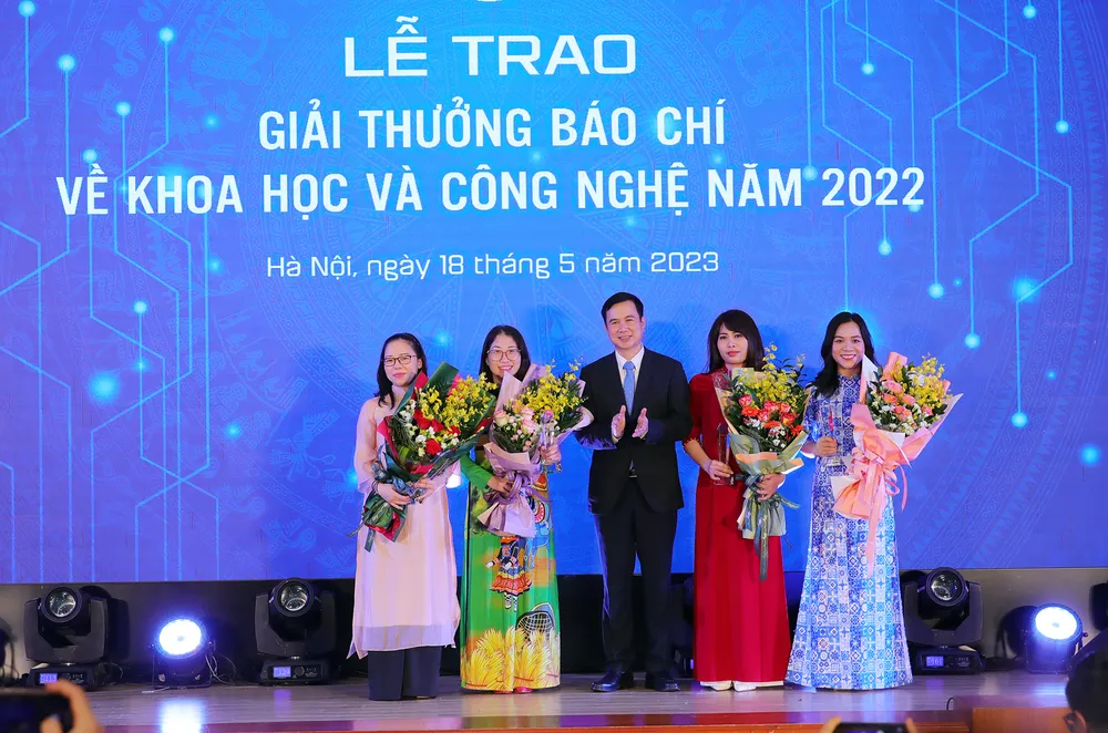 Thứ trưởng Bộ KH-CN Bùi Thế Duy trao giải Nhất cho các tác giả và đại diện nhóm tác giả đoạt giải. Ảnh: MOST