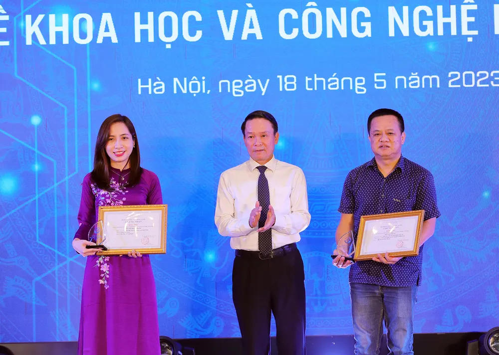 Phó Chủ tịch Thường trực Hội Nhà báo Việt Nam Nguyễn Đức Lợi trao giải Nhì cho các tác giả và đại diện nhóm tác giả đoạt giải. Ảnh: MOST