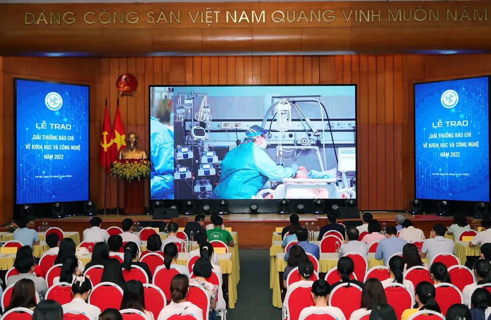 Phim tài liệu về 10 năm tổ chức Giải thưởng báo chí về KH-CN tại sự kiện. Ảnh MOST