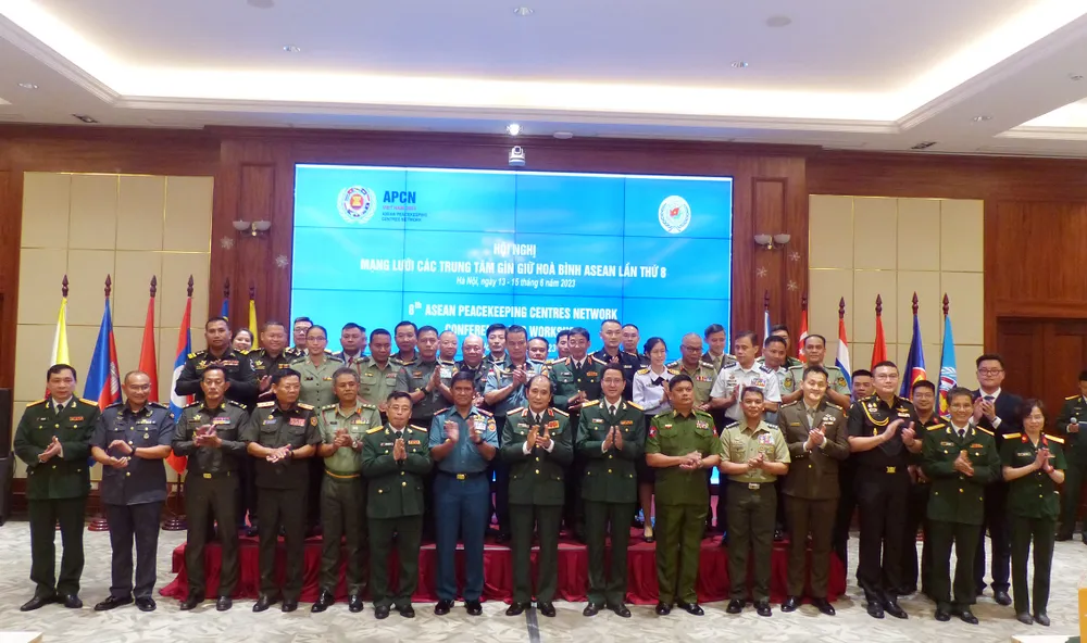 Thượng tướng Phùng Sĩ Tấn cùng các đại biểu dự hội nghị. Ảnh: TRẦN BÌNH