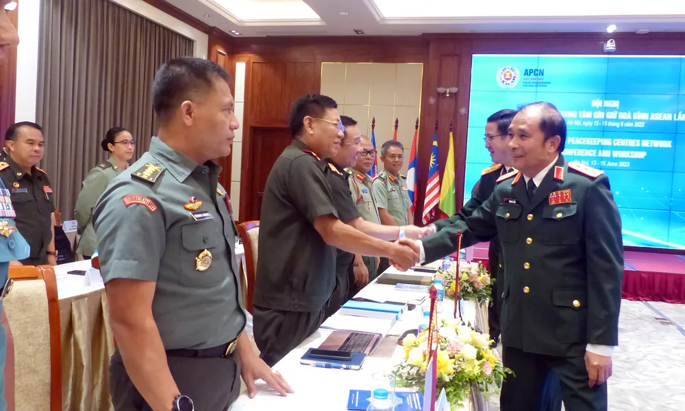 Thượng tướng Phùng Sĩ Tấn chào mừng các đại biểu dự hội nghị. Ảnh: TRẦN BÌNH