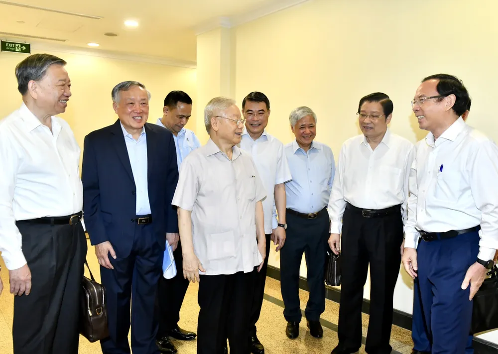 Tổng Bí thư Nguyễn Phú Trọng trao đổi với các đại biểu dự hội nghị. Ảnh: VIẾT CHUNG Tổng Bí thư Nguyễn Phú Trọng trao đổi với các đại biểu dự hội nghị. Ảnh: VIẾT CHUNG