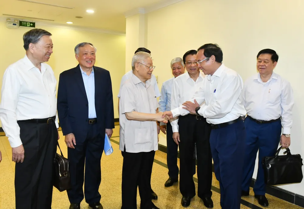 Tổng Bí thư Nguyễn Phú Trọng trao đổi với Bí thư Thành ủy TPHCM Nguyễn Văn Nên tại hội nghị. Ảnh: VIẾT CHUNG Tổng Bí thư Nguyễn Phú Trọng trao đổi với Bí thư Thành ủy TPHCM Nguyễn Văn Nên tại hội nghị. Ảnh: VIẾT CHUNG