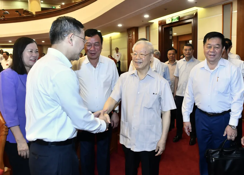 Tổng Bí thư Nguyễn Phú Trọng trao đổi với các đại biểu dự hội nghị. Ảnh: VIẾT CHUNG Tổng Bí thư Nguyễn Phú Trọng trao đổi với các đại biểu dự hội nghị. Ảnh: VIẾT CHUNG