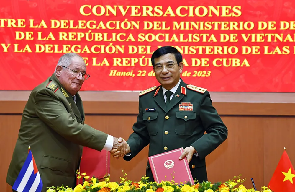 Đại tướng Phan Văn Giang và Thượng tướng Álvaro López Miera trao đổi văn kiện Kế hoạch hợp tác giai đoạn 2023-2025. Ảnh: TRẦN BÌNH