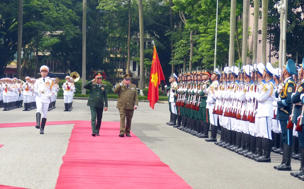 Đại tướng Phan Văn Giang và Thượng tướng Álvaro López Miera duyệt đội danh dự quân đội nhân dân Việt Nam tại lễ đón chính thức. Ảnh: TRẦN BÌNH