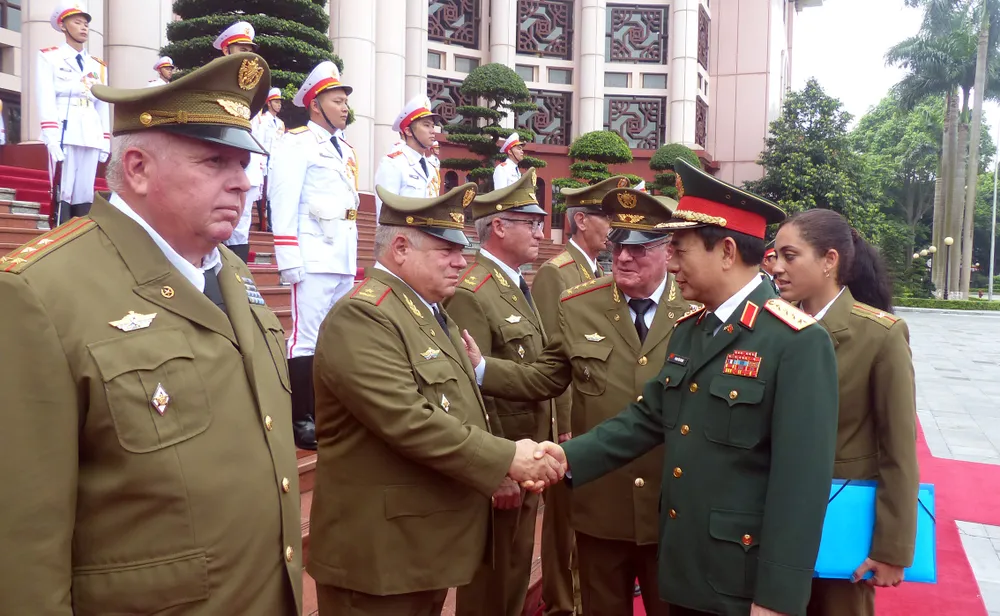 Đại tướng Phan Văn Giang chào hỏi các tướng lĩnh Bộ các Lực lượng vũ trang cách mạng Cuba tại lễ đón. Ảnh: TRẦN BÌNH