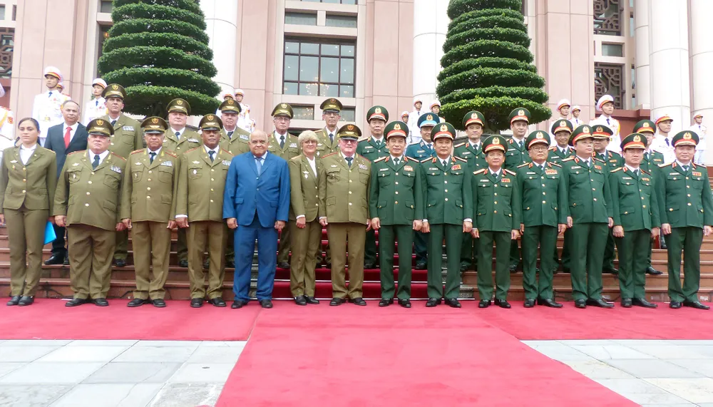 Đại tướng Phan Văn Giang và Thượng tướng Álvaro López Miera cùng đoàn đại biểu hai bên tại lễ đón. Ảnh: TRẦN BÌNH
