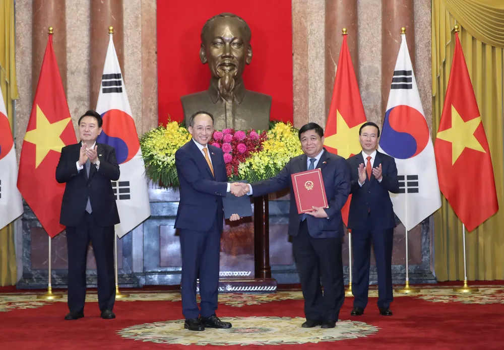 Chủ tịch nước Võ Văn Thưởng và Tổng thống Yoon Suk Yeol chứng kiến trao đổi văn kiện hợp tác giữa Bộ KH-ĐT Việt Nam và Bộ Kinh tế - Tài chính Hàn Quốc. Ảnh: QUANG PHÚC Chủ tịch nước Võ Văn Thưởng và Tổng thống Yoon Suk Yeol chứng kiến trao đổi văn kiện hợp tác giữa Bộ KH-ĐT Việt Nam và Bộ Kinh tế - Tài chính Hàn Quốc. Ảnh: QUANG PHÚC