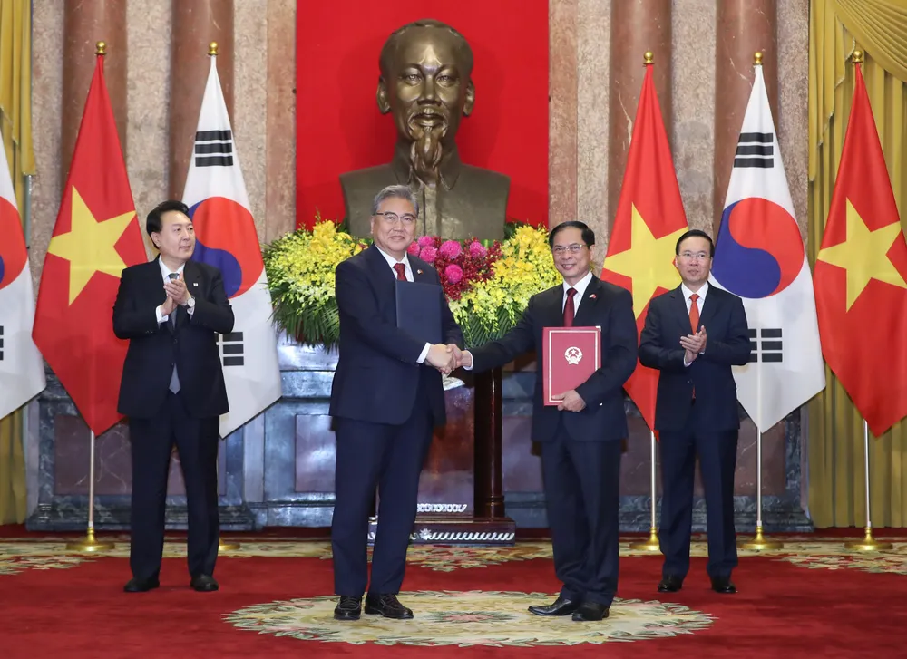 Chủ tịch nước Võ Văn Thưởng và Tổng thống Yoon Suk Yeol chứng kiến trao đổi văn kiện Chương trình hành động về việc triển khai quan hệ Đối tác chiến lược toàn diện Việt Nam - Hàn Quốc giữa Bộ Ngoại giao hai nước. Ảnh: QUANG PHÚC Chủ tịch nước Võ Văn Thưởng và Tổng thống Yoon Suk Yeol chứng kiến trao đổi văn kiện Chương trình hành động về việc triển khai quan hệ Đối tác chiến lược toàn diện Việt Nam - Hàn Quốc giữa Bộ Ngoại giao hai nước. Ảnh: QUANG PHÚC