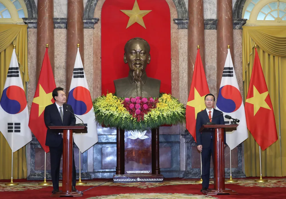 Chủ tịch nước Võ Văn Thưởng và Tổng thống Yoon Suk Yeol gặp gỡ báo chí sau hội đàm. Ảnh: QUANG PHÚC Chủ tịch nước Võ Văn Thưởng và Tổng thống Yoon Suk Yeol gặp gỡ báo chí sau hội đàm. Ảnh: QUANG PHÚC