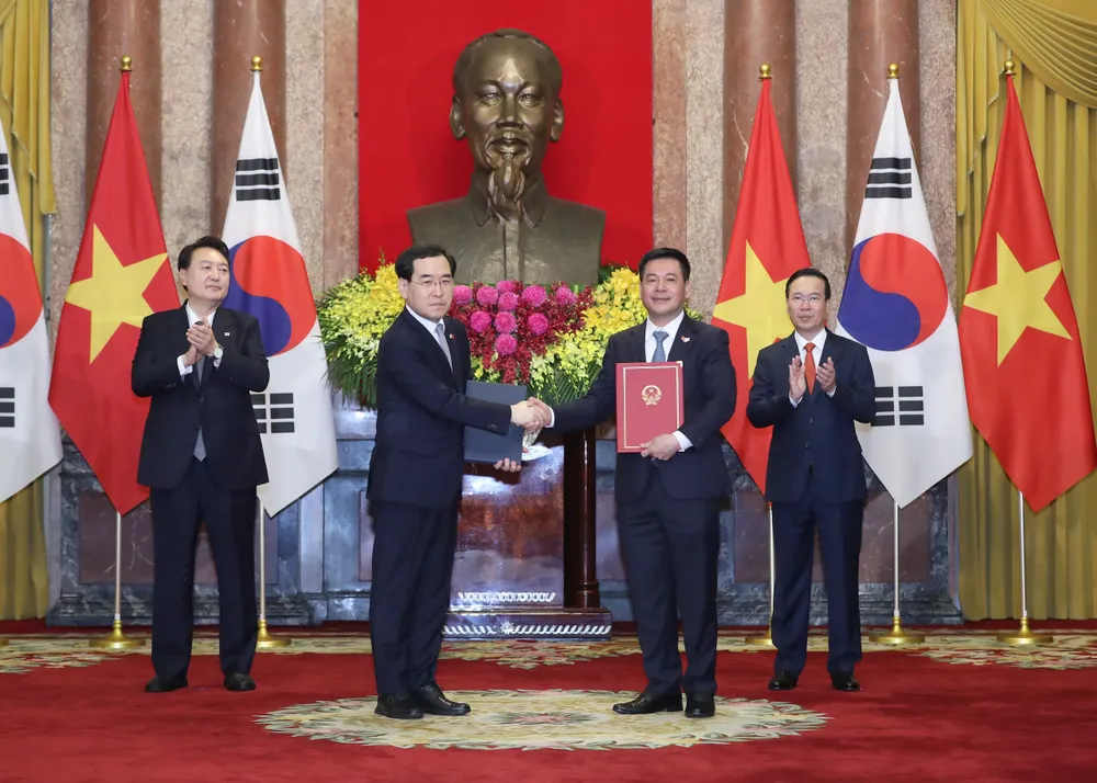 Chủ tịch nước Võ Văn Thưởng và Tổng thống Yoon Suk Yeol chứng kiến trao đổi văn kiện hợp tác giữa Bộ Công thương Việt Nam và Bộ Thương mại, Công nghiệp và Năng lượng Hàn Quốc. Ảnh: QUANG PHÚC Chủ tịch nước Võ Văn Thưởng và Tổng thống Yoon Suk Yeol chứng kiến trao đổi văn kiện hợp tác giữa Bộ Công thương Việt Nam và Bộ Thương mại, Công nghiệp và Năng lượng Hàn Quốc. Ảnh: QUANG PHÚC