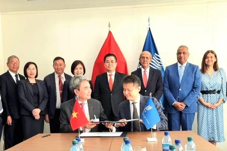 Tổng Giám đốc WIPO Daren Tang và Cục trưởng Cục SHTT Việt Nam Đinh Hữu Phí ký kết Thỏa thuận hợp tác giữa dưới sự chứng kiến của Thứ trưởng Nguyễn Hoàng Giang.