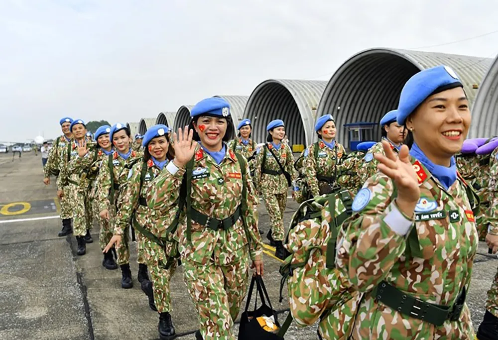 Các thành viên nữ Đội Công binh số 2 lên đường thực hiện nhiệm vụ quốc tế. Ảnh: BQP