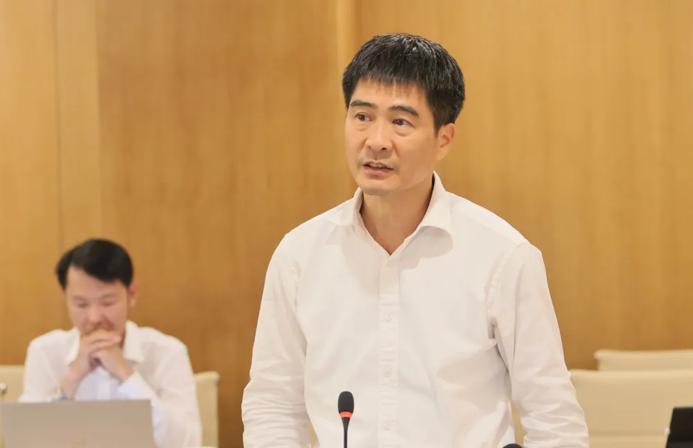 Phó Cục trưởng Cục Viễn thông Nguyễn Phong Nhã trao đổi với các phóng viên tại cuộc họp báo. Ảnh T.B