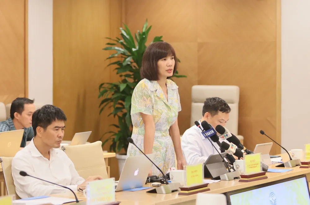 Bà Nguyễn Thị Thanh Huyền trao đổi với phóng viên tại cuộc họp báo. Ảnh: T.B