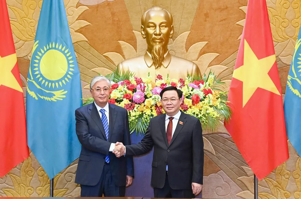 Chủ tịch Quốc hội Vương Đình Huệ đón và hội kiến với Tổng thống Kassym-Jomart Tokayev tại nhà Quốc hội, chiều 21-8. Ảnh: VIẾT CHUNG