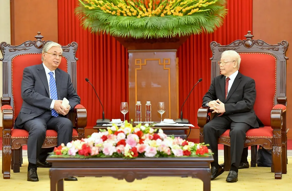 Tổng Bí thư Nguyễn Phú Trọng và Tổng thống Kassym-Jomart Tokayev trao đổi những vấn đề cùng quan tâm tại buổi tiếp. Ảnh: VIẾT CHUNG