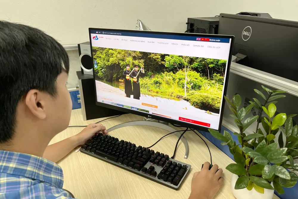 Du khách truy cập Cổng du lịch thông minh tỉnh Cao Bằng tìm hiểu thông tin về các sản phẩm du lịch ở Cao Bằng