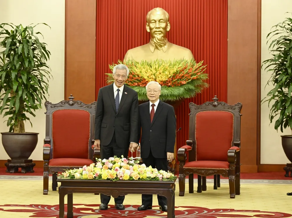 Tổng Bí thư Nguyễn Phú Trọng và Thủ tướng Lý Hiển Long tại trụ sở Trung ương Đảng, chiều 28-8. Ảnh: VIẾT CHUNG