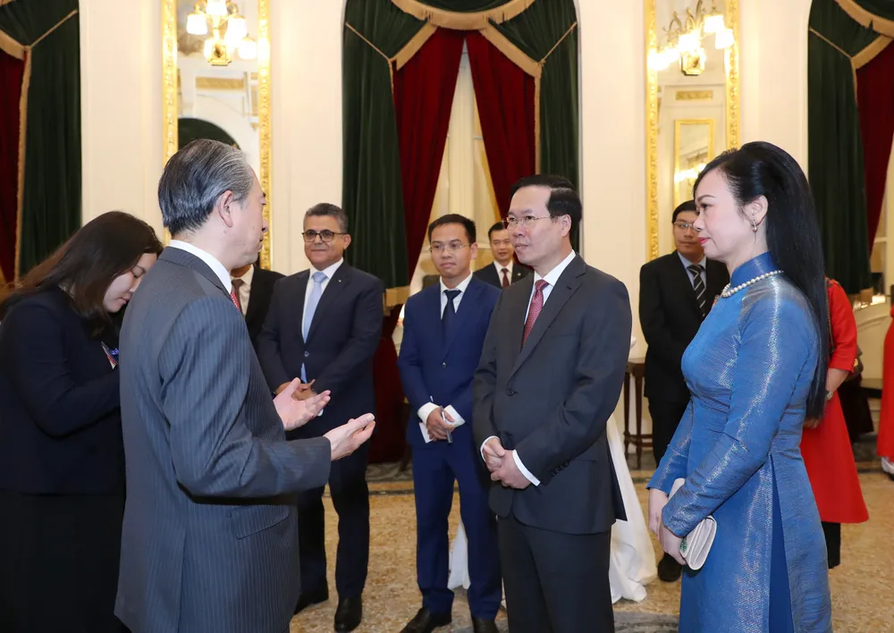 Chủ tịch nước Võ Văn Thưởng và Phu nhân trò chuyện với khách quốc tế