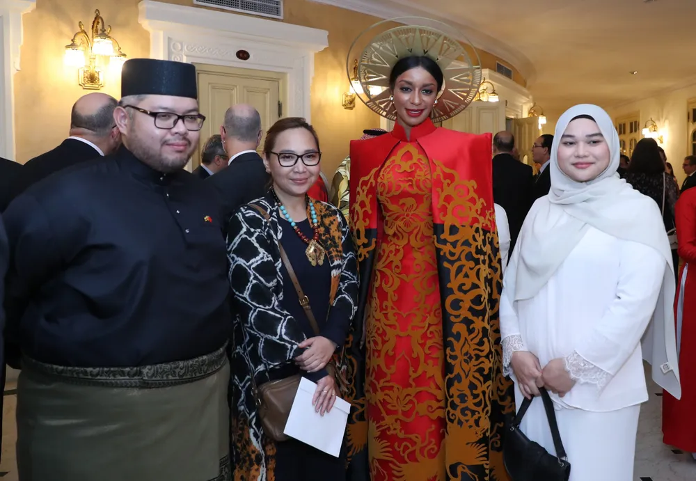 Khách quốc tế hào hứng tham gia chương trình kỷ niệm