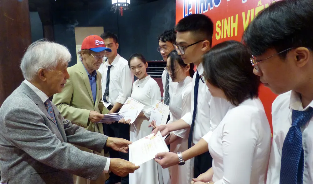 GS Odon Vallet và GS Trần Thanh Vân trao học bổng cho các sinh viên xuất sắc tại buổi lễ. Ảnh TRẦN BÌNH GS Odon Vallet và GS Trần Thanh Vân trao học bổng cho các sinh viên xuất sắc tại buổi lễ. Ảnh TRẦN BÌNH