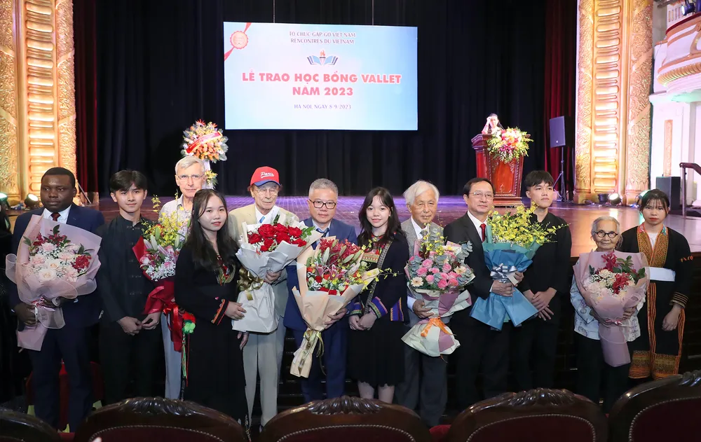 Học sinh tặng hoa các vị giáo sư và khách mời tại buổi lễ. Ảnh QUANG PHÚC Học sinh tặng hoa các vị giáo sư và khách mời tại buổi lễ. Ảnh QUANG PHÚC