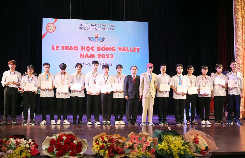 GS Odon Vallet và Bộ trưởng Bộ KH-CN Huỳnh Thành Đạt trao học bổng cho các em học sinh xuất sắc tại buổi lễ. Ảnh QUANG PHÚC GS Odon Vallet và Bộ trưởng Bộ KH-CN Huỳnh Thành Đạt trao học bổng cho các em học sinh xuất sắc tại buổi lễ. Ảnh QUANG PHÚC