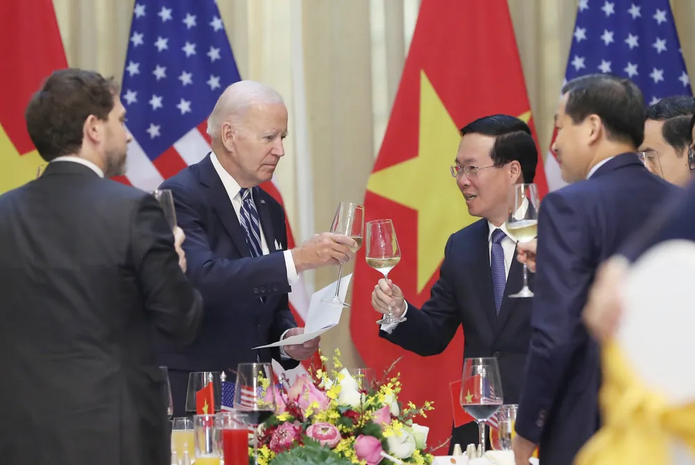 Chủ tịch nước Võ Văn Thưởng và Tổng thống Joe Biden cùng nâng ly tại tiệc chiêu đãi. Ảnh: QUANG PHÚC