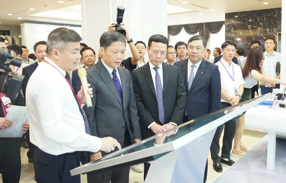 Lãnh đạo Ban Kinh tế Trung ương, Bộ TT-TT tham quan gian hàng và nghe giới thiệu về các giải pháp, ứng dụng chuyển đổi số của VNPT tại sự kiện