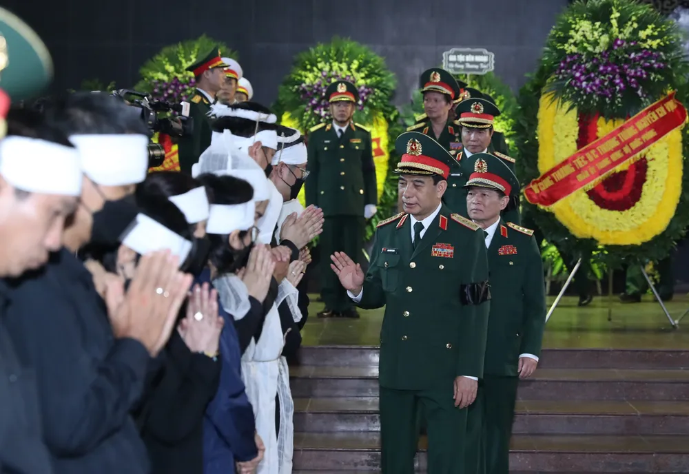 Đại tướng Phan Văn Giang chia buồn cùng gia đình Thượng tướng Nguyễn Chí Vịnh. Ảnh QUANG PHÚC