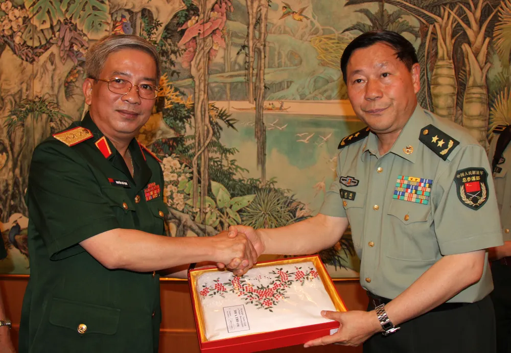 Thượng tướng Nguyễn Chí Vịnh và Trung tướng Thích Kiến Quốc trao đổi quà lưu niệm tại Đối thoại Thứ trưởng Quốc phòng Việt Nam - Trung Quốc năm 2013 ở Bắc Kinh. Ảnh: YÊN BA