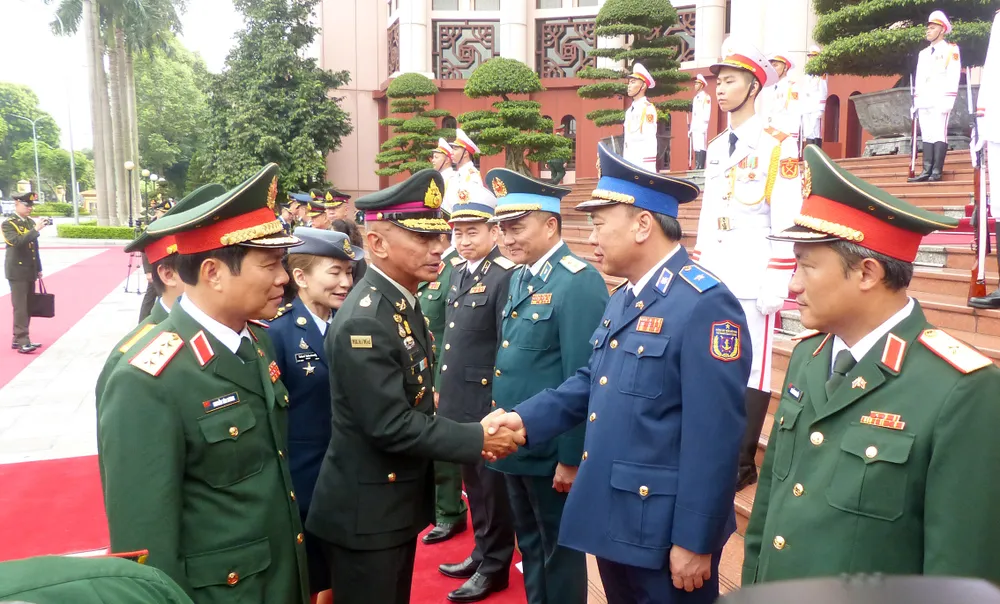 Thượng tướng Nguyễn Tân Cương giới thiệu với Đại tướng Chalermphon Srisawasdi các đại biểu Quân đội nhân dân Việt Nam tại lễ đón. Ảnh: TRẦN BÌNH Thượng tướng Nguyễn Tân Cương giới thiệu với Đại tướng Chalermphon Srisawasdi các đại biểu Quân đội nhân dân Việt Nam tại lễ đón. Ảnh: TRẦN BÌNH