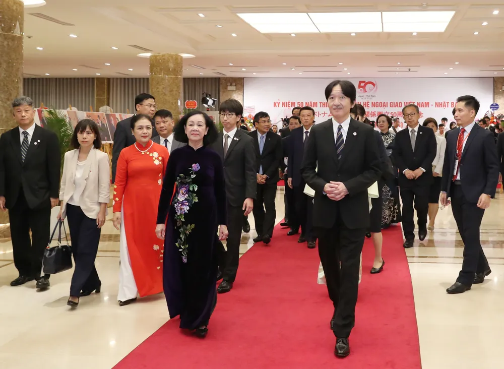 Đồng chí Trương Thị Mai và Hoàng Thái tử Akishino cùng các đại biểu tiến vào khán phòng tham dự Lễ kỷ niệm 50 năm ngày thiết lập quan hệ ngoại giao Việt Nam - Nhật Bản. Ảnh: QUANG PHÚC
