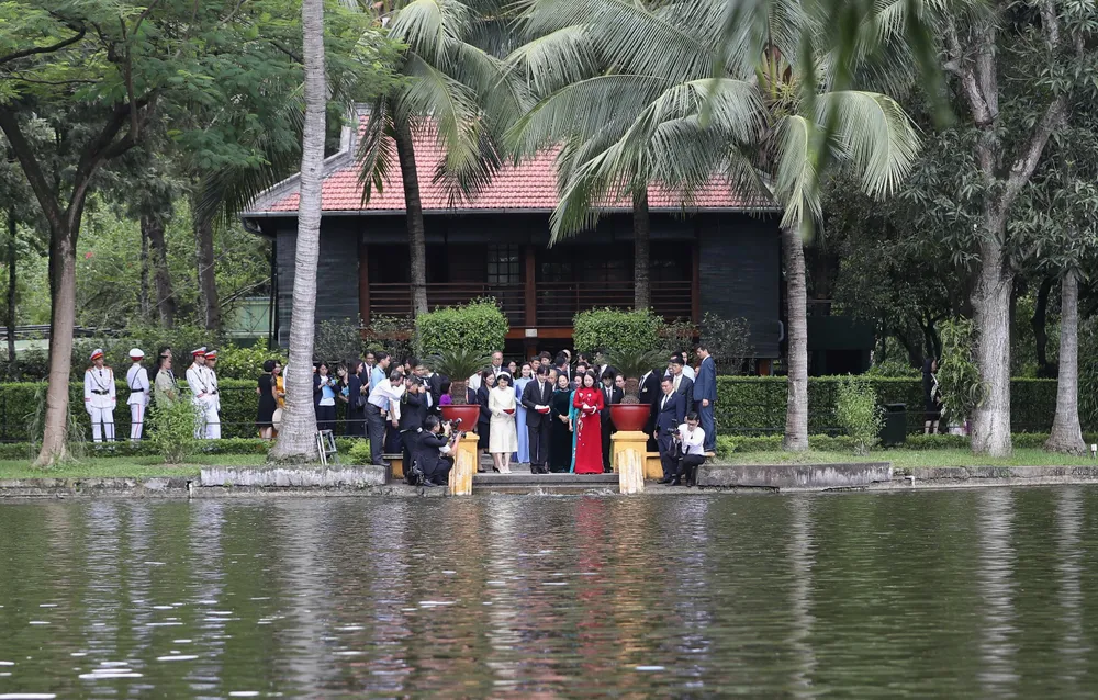 Phó Chủ tịch nước Võ Thị Ánh Xuân và Hoàng Thái tử Nhật Bản Akishino, Công nương Kiko cùng các đại biểu bên ao cá Bác Hồ. Ảnh: QUANG PHÚC