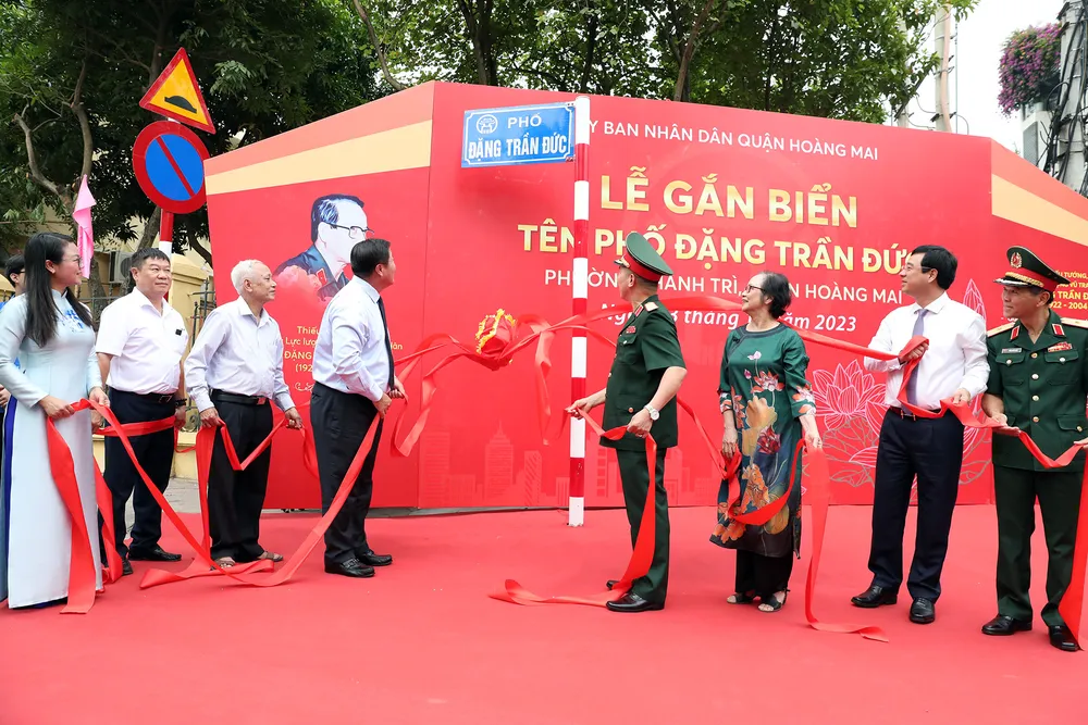 Nghi thức gắn biển phố mang tên Đặng Trần Đức. Ảnh T.B