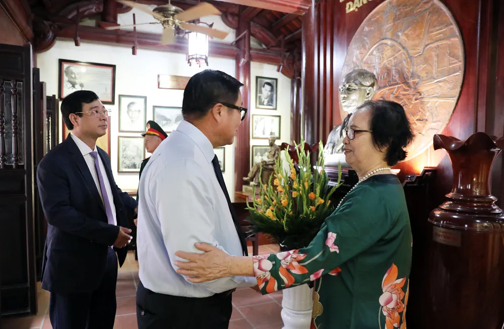 Bà Đặng Thị Chính Giang, con gái Thiếu tướng Đặng Trần Đức trò chuyện cùng các đại biểu trong nhà tưởng niệm. Ảnh T.B