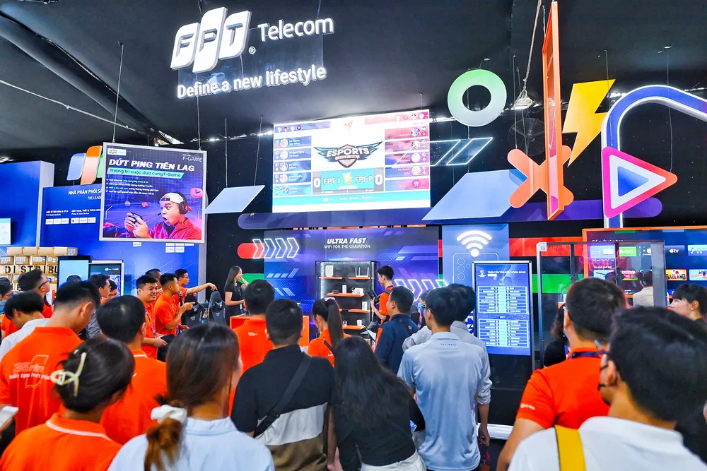 Khách tham quan và trải nghiệm công nghệ tại sự kiện FPT Techday 2023