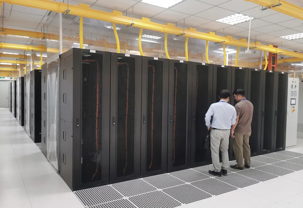 Một phần hệ thống sàn, khu vực đặt các tủ racks của IDC Hòa Lạc Một phần hệ thống sàn, khu vực đặt các tủ racks của IDC Hòa Lạc