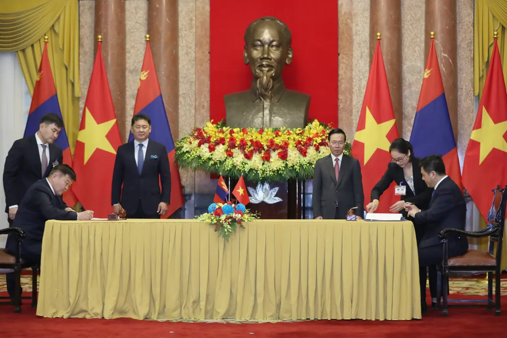 Chủ tịch nước Võ Văn Thưởng và Tổng thống Ukhnaagiin Khurelsukh chứng kiến lễ ký kết các văn bản hợp tác giữa hai nước, sau hội đàm. Ảnh: QUANG PHÚC Chủ tịch nước Võ Văn Thưởng và Tổng thống Ukhnaagiin Khurelsukh chứng kiến lễ ký kết các văn bản hợp tác giữa hai nước, sau hội đàm. Ảnh: QUANG PHÚC