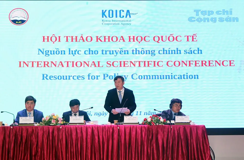 Các đại biểu chủ trì hội thảo