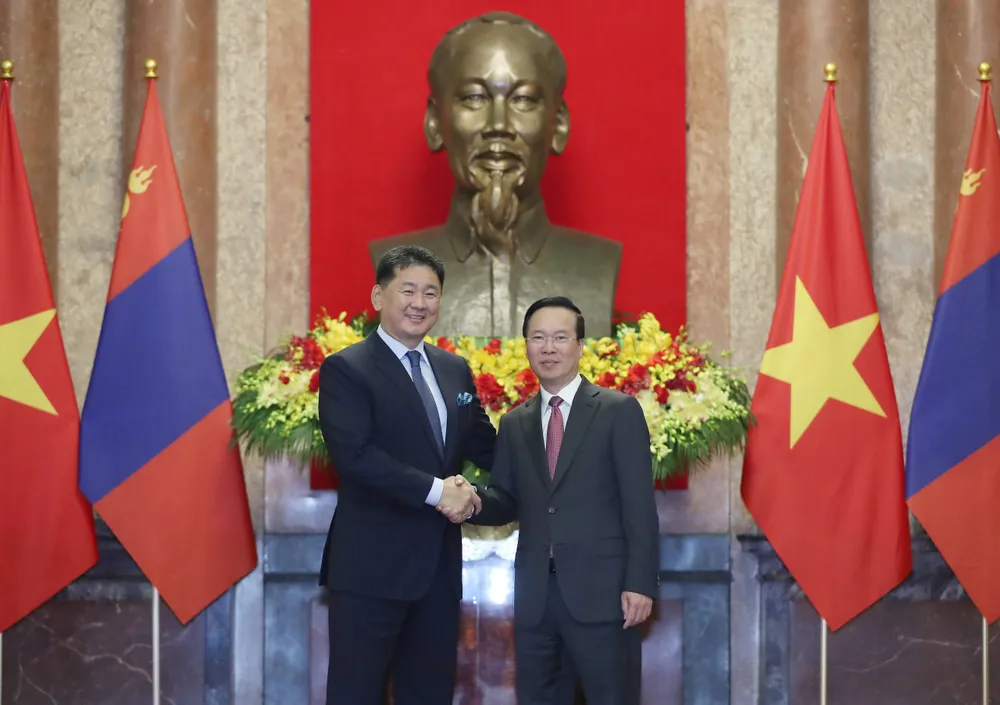 Chủ tịch nước Võ Văn Thưởng và Tổng thống Ukhnaagiin Khurelsukh chụp ảnh chung trong Phủ Chủ tịch. Ảnh: QUANG PHÚC Chủ tịch nước Võ Văn Thưởng và Tổng thống Ukhnaagiin Khurelsukh chụp ảnh chung trong Phủ Chủ tịch. Ảnh: QUANG PHÚC